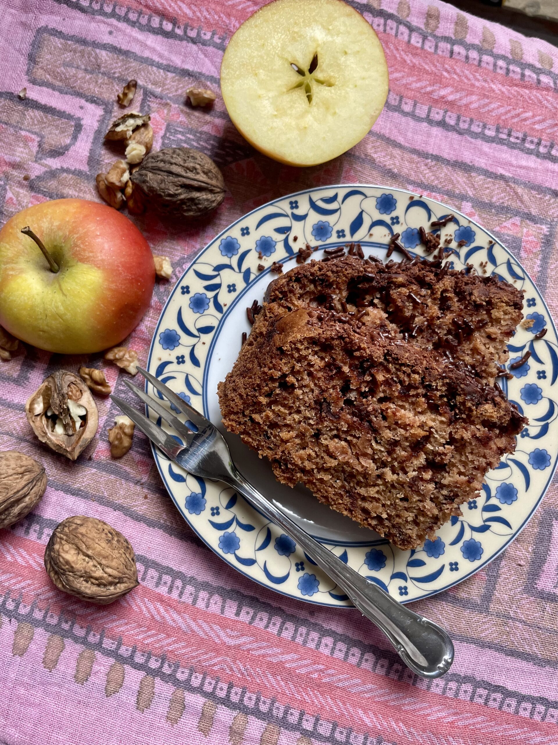 Indulge in the warmth of Sweet Walnut & Old Apple Bread – a vegan & sourdough delight. Perfect for using neglected apples and sourdough discard, this fail-safe recipe ensures a delightful outcome. Customize flavors, swap ingredients, and experiment with toppings. Tips for novices and seasoned bakers alike. Transform it into a classic banana bread or try seasonal variations. With step-by-step instructions, this recipe promises comfort in every slice. Have you tried it? Share your experience below!